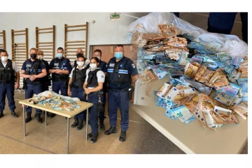 பிரான்சில் 50,000 யூரோக்களை காற்றில் பறக்கவிட்டு பெண் செய்து கொண்டிருந்த செயல்! 10, 20 , 50 என யூரோ தாள்கள் சிதறி கிடந்த சம்பவம்