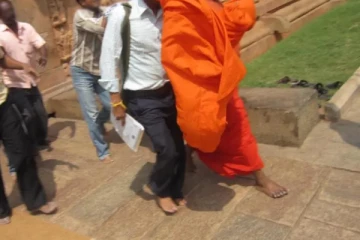 சிறு வயதில் செய்ததிருட்டு தண்டனை அளிக்ககோரி காவல்துறையில் சரணடைந்த பிக்கு