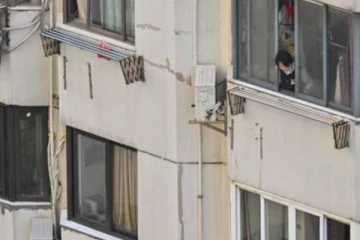 சீனாவின் பரிதாப நிலை...பால்கனி வழியாக உதவியை நாடும் மக்கள்