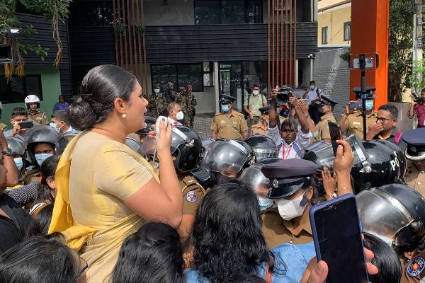 கொழும்பில் முக்கிய வீதிகளுக்கு பூட்டு; பிரதமர் வீட்டிற்கு செல்ல தடை | Locks To Main Roads In Colombo