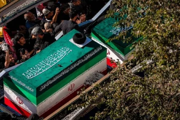 ලෝකයම හඬවමින් ඉරානයේ හිටපු උත්තරීතර නායක අයතුල්ලා අලි කමේනිගේ දේහය මිහිදන් කරයි