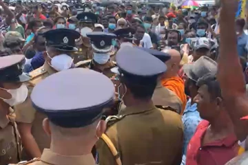 போராட்டகாரர்களின் எதிர்ப்பையடுத்து வந்த வண்டியிலேயே திரும்பி சென்ற காவல்துறை