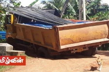 வவுனியாவில் வீதி புனரமைப்பு சீரின்மையால் புதையுண்ட டிப்பர்