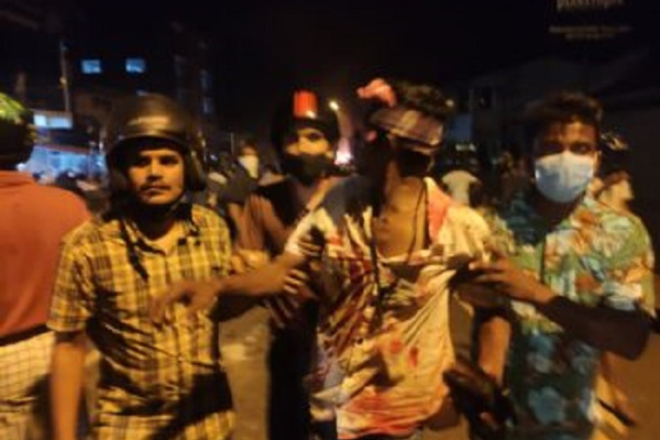 கருணாவைப் பாதுகாக்கும் நீங்கள் எம்மைத் தாக்குவது ஏன்? போராட்டக் களத்தில் காவல்துறையை திணறடித்த இளைஞன்! - ஐபிசி தமிழ்