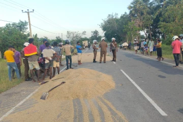 கிளிநொச்சியில் விபத்தில் சிக்கி 2 பிள்ளைகளின் தந்தை உயிரிழப்பு (PHOTOS)