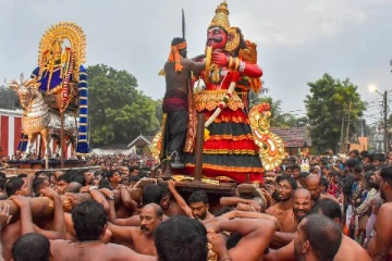 யாழ். நல்லூரில் பல்லாயிரக்கணக்கான மக்கள் புடைசூழ இடம்பெறும் சூரன்போர் காட்சி