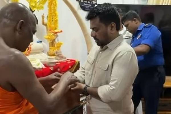 யாழ். நயினாதீவுக்கு விகாரதிபதியை சந்தித்த ஜனாதிபதி அநுர | Presidentanura Pujari Meets Vicar Nainadevi Jaffna