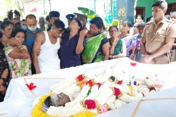 தாய், தந்தை எனப் பறிகொடுத்த தமிழ் அரசியல் கைதி!! யாழில் மனதை உருகவைத்த சம்பவம் (படங்கள்)