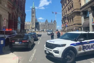 கனேடிய நாடாளுமன்றம் அருகே பரபரப்பு: அவசர அவசரமாக வெளியேற்றப்பட்ட உறுப்பினர்கள்