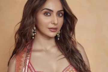 ரெட் ஹாட் உடையில் ரகுல் ப்ரீத்.. மாலத்தீவில் நீச்சல் உடையில் போட்டோஷூட்