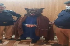 ஓநாய் முகமூடி அணிந்து புத்தாண்டு கொண்டாடியமர்ம நபர் -கைது செய்த காவல்துறை