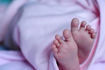 மனித வரலாற்றில் முதன் முறையாக 3 பிறப்புறுப்புடன் குழந்தை பிறந்த அதிசயம்!