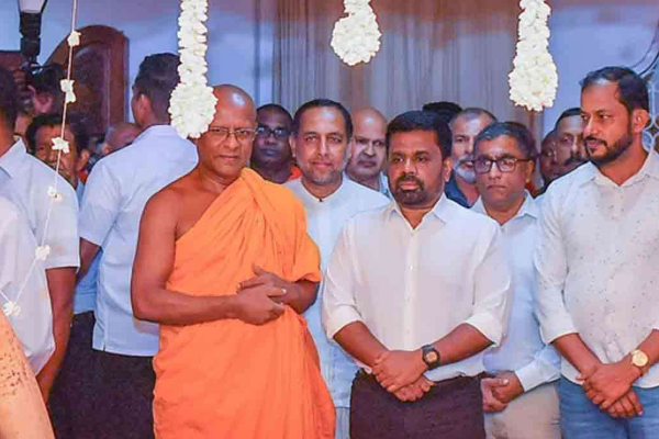 மறைந்த ஆனமடுவ ஸ்ரீ தம்மதஸ்ஸி தேரருக்கு ஜனாதிபதி அஞ்சலி | Anura Pays Last Respects To Asgiri Anunayake Thero