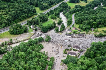 வெள்ளத்தில் அடித்துவரப்பட்ட பாறைகள்... நிலச்சரிவில் சிக்கிய சுவிஸ் கிராமம்: அதிரவைக்கும் காட்சிகள்