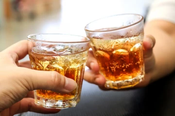 மதுவில் மயங்கிய வயதான தம்பதிக்கு நேர்ந்த கதி!