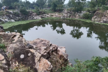 சிறுவன் மரணத்தின் எதிரொலி: கல்குவாரி ஆழமான குட்டையை மூடுவதற்கு நடவடிக்கை (Photos)