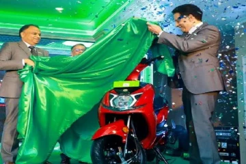 இலங்கையில் அறிமுகப்படுத்தப்பட்ட இந்திய மின்சார ஸ்கூட்டர்கள்! (Photos)