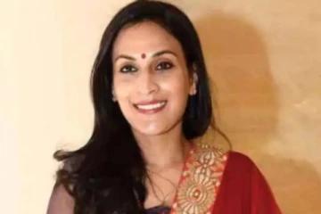 இளைய மகனை இறுக்கமாக கட்டியணைத்த ஐஸ்வர்யா ரஜினிகாந்த்.... - வைரலாகும் புகைப்படம்...!