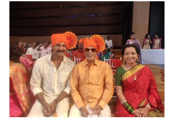 தளபதி விஜயின் அப்பா மற்றும் அம்மாவுடன் பிரபல நடிகர்! எங்கு சென்றுள்ளனர் பாருங்க.. | Vijay Vishal Fam At Function