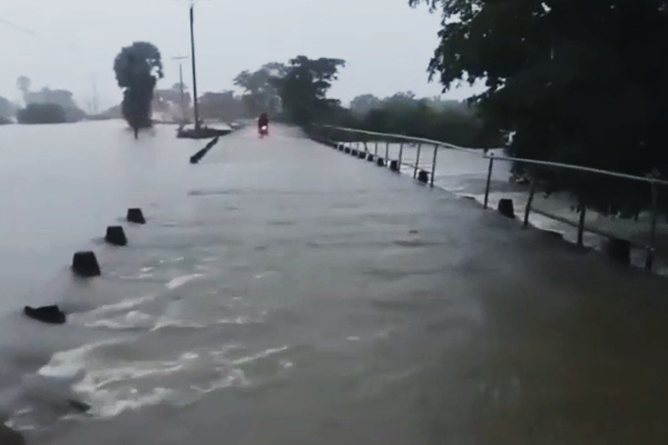 மட்டக்களப்பில் தொடர்ச்சியான அடை மழை! உன்னிச்சை குள வான் கதவுகளும் திறப்பு | Rain Continues In Batticaloa Dam Gates Open