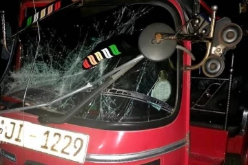 யாழில் தலை தூக்கும் வன்முறைகள்; அடித்து நொருக்கப்பட்ட முச்சக்கரவண்டி