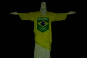 பிரேசிலில் ஒலிம்பிக் சின்னத்தால் ஒளிரூட்ட மீட்பர் இயேசு சிலை!