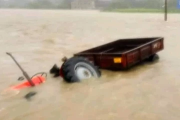 அம்பாறையில் நீரில் அடித்துச் செல்லப்பட்ட உழவு வண்டி ; 5 மாணவர்கள் மாயம்