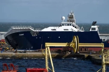 கடலில் சாய்ந்த பிரம்மாண்ட கப்பல்; பயணிகள் நிலை - பரபரப்பு!