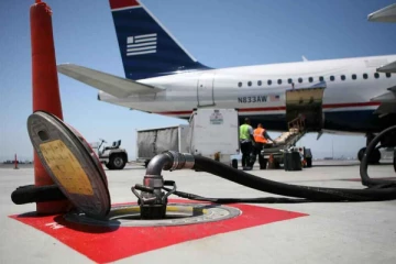 உச்சத்தைத் தொட்ட கச்சா எண்ணெயின் விலை; அதிர்ச்சியில் விமான நிறுவனங்கள்