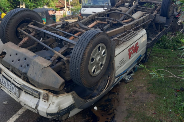 தமிழர் பகுதியில் அதிகாலையில் நேர்ந்த விபத்து ; மாட்டுடன் மோதி குடைசாய்ந்த கப்ரக வாகனம் | Early Morning Accident Overturned Pickup Truck