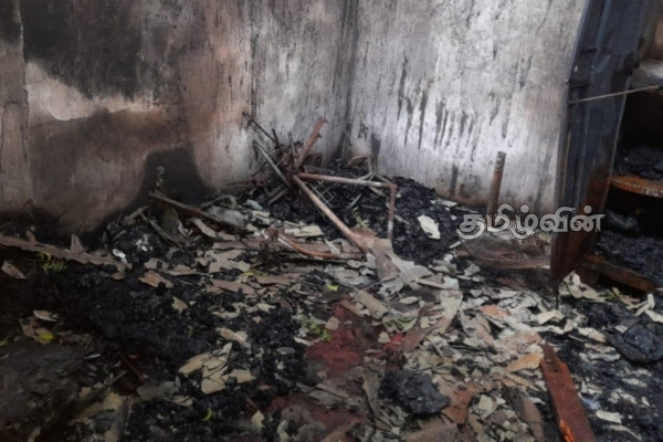 யாழில் வன்முறை கும்பலால் தீக்கிரையாக்கப்பட்ட வீடு(Video) | A House Set Ablaze By A Violent Mob In Jaffna
