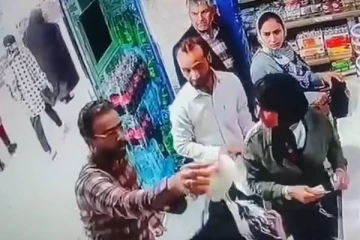 ஈரானில் ஹிஜாப் அணியாத பெண்கள் மீது தாக்குதல்