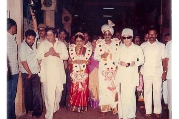 எம்.ஜி.ஆர் மற்றும் சிவாஜி இருவரும் கலந்து கொண்ட முக்கிய நடிகரின் திருமணம் ! அரிதான புகைப்படம் இதோ.. | Mgr And Sivaji At Bakkiyaraj Marriage