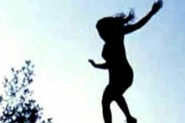 தொந்தரவு தாங்க முடியாது மாடியில் இருந்து குதித்த பெண்