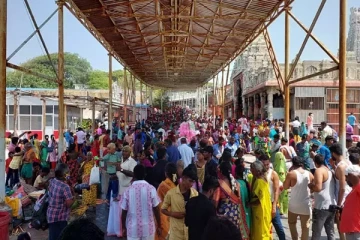 திருச்செந்தூர் முருகன் கோவிலில் பவுர்ணமியையொட்டி அலைமோதும் பக்தர்கள் கூட்டம்