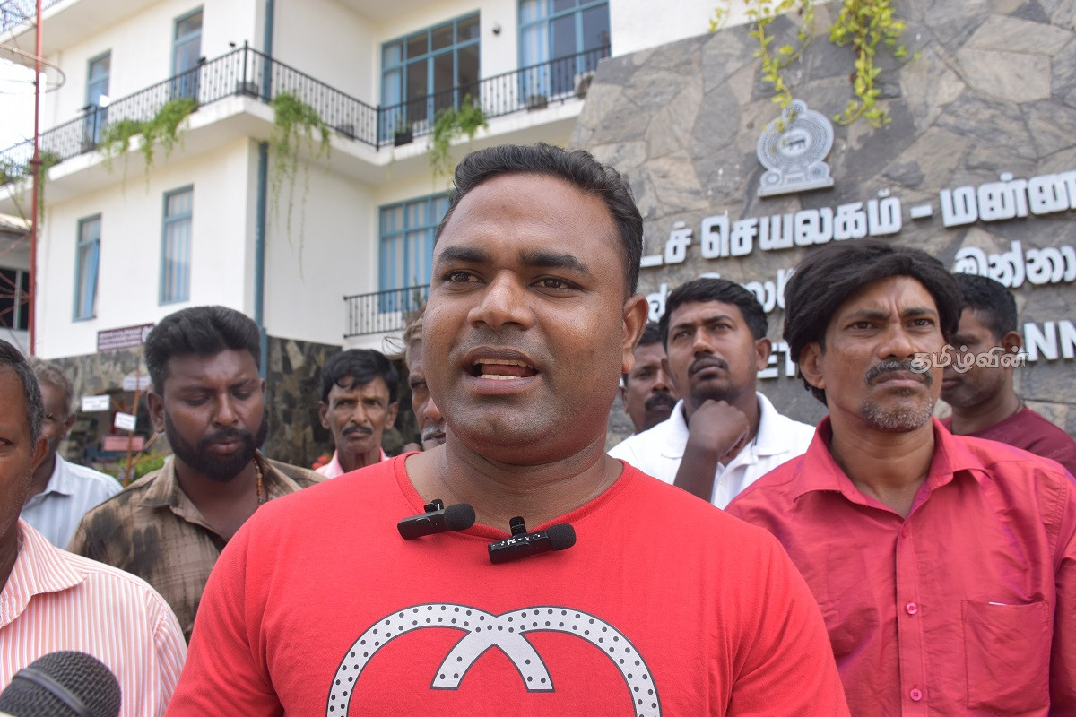 தொடருந்து கடவை ஊழியர்களுக்கான கொடுப்பனவு விவகாரம்! மாவட்ட அரசாங்க அதிபரிடம் மனு கையளிப்பு | Monthly Allowance Railway Crossing Staff Mannar தொடருந்து கடவை ஊழியர்களுக்கான கொடுப்பனவு விவகாரம்! மாவட்ட அரசாங்க அதிபரிடம் மனு கையளிப்பு | Monthly Allowance Railway Crossing Staff Mannar