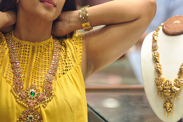 புதிய உச்சம் தொட்ட தங்கம் விலை; நகைபிரியர்கள் ஷாக்! | Chennai Gold Prices Reach A New High 1 Lak புதிய உச்சம் தொட்ட தங்கம் விலை; நகைபிரியர்கள் ஷாக்! | Chennai Gold Prices Reach A New High 1 Lak