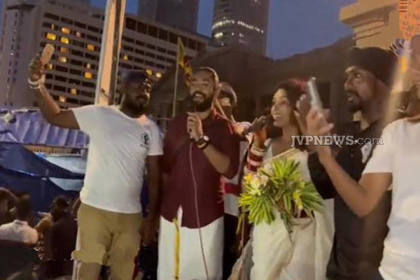 காலி போராட்டக்களத்திற்கு வந்த புதுமணத் தம்பதியர்! (Photos) | Newlywed Couple Arrived At The Galle Protest Area