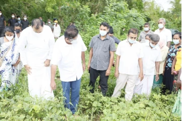 உணவளிக்கும் விவசாயிகளை அரசாங்கம் நெருப்பில்  தூக்கிப் போடுகின்றது! எதிர்க்கட்சித் தலைவர் காட்டம்