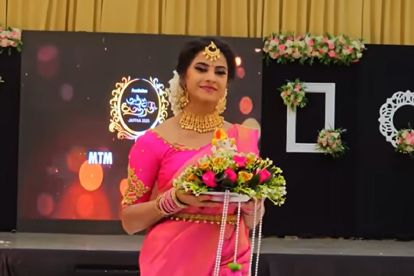 யாழில் வலம்வந்த அழகிகள்; குவிந்த வாலிபர்கள்! | The Beauties Who Crawled In Yali Cumulative