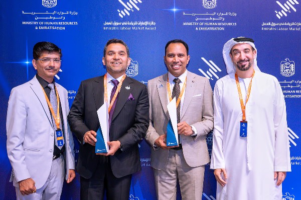 தங்க நாணயம், ஆப்பிள் வாட்ச் உடன்..,அமீரகத்தின் உயரிய தொழிலாளர் விருதை வென்ற இந்தியர் | Indian Man Won Uae Skilled Worker Award தங்க நாணயம், ஆப்பிள் வாட்ச் உடன்..,அமீரகத்தின் உயரிய தொழிலாளர் விருதை வென்ற இந்தியர் | Indian Man Won Uae Skilled Worker Award