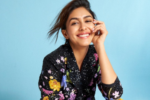 10 கோடி செலவு பண்ணிருந்தா கூட இப்படி ஒன்னு கிடைத்திருக்காது- தனுஷ் சர்ச்சை குறித்து மிருணாள் | Mrunal Thakur Talk About Rumours And Publicity