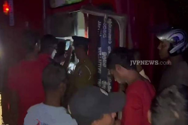 கிளிநொச்சியில் பயங்கர சம்பவம்: பெண் ஒருவர் உயிரிழப்பு! பலர் வைத்தியசாலையில் | Kilinochchi Bus Accident Woman Died Peoples Injury