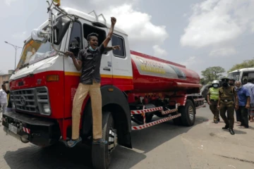 எரிபொருள் பவுசர் மோசடியின் பின்னனியில்   சிரேஷ்ட அதிகாரிகள்!