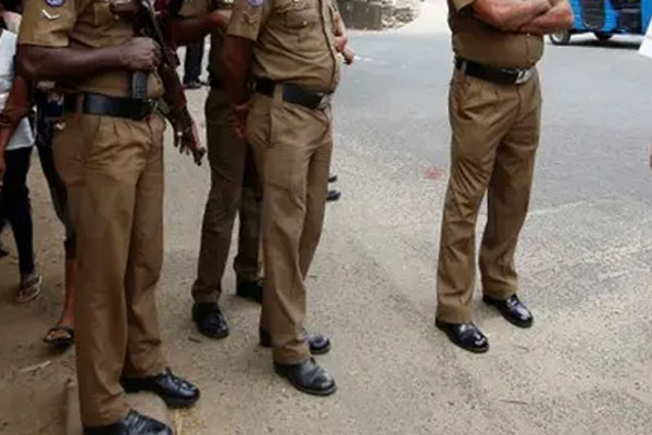 வீடொன்றில் பதுக்கப்பட்டிருந்த 50 இலட்சம் ரூபா பெறுமதியான சொக்லேட் | Pack Of Chocolates Worth Rs 50 Lakh