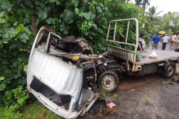 ලොරියක් දුම්රියේ ගැටී සිදු වූ බිහිසුණු අනතුර..(PHOTOS)