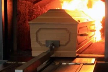 நிரம்பி வழியும் பிணவறைகள்; முழு நேரமும்  திறக்கப்படும் சுடுகாடுகள்