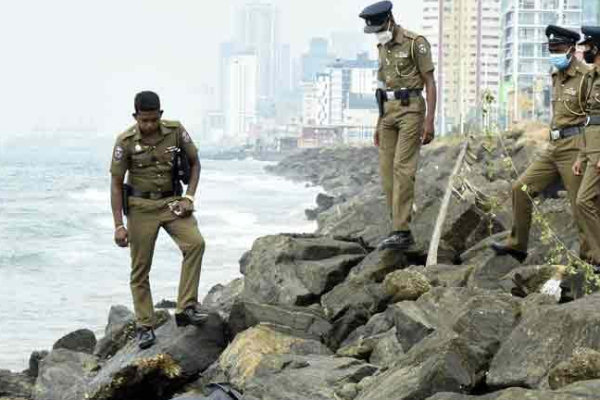 களுத்துறை கடற்கரையில் தந்தைக்கும் மகளுக்கும் காத்திருந்த அதிர்ச்சி; பொலிஸார் குழப்பம் | Unknown Body Found Srilanka Beach Police