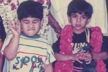 சிறுவயதில் மாலை அணிந்து செம கியூட்டாக நிற்கும் இந்த நடிகர் யார் தெரிகிறதா?... பிரபலத்தின் மகன்