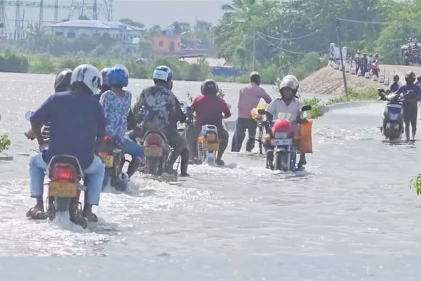 வெள்ளத்தில் மட்டக்களப்பு; உழவு இயந்திரத்தில் மக்கள்! | Batticaloa In Floods People In Plowing Machines